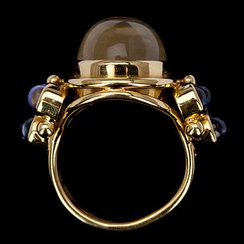 RING, guld 18K, månsten 12 ct, 6 ioliter. TEMPLE ST. CLAIR, USA. Vikt 17,1 g.