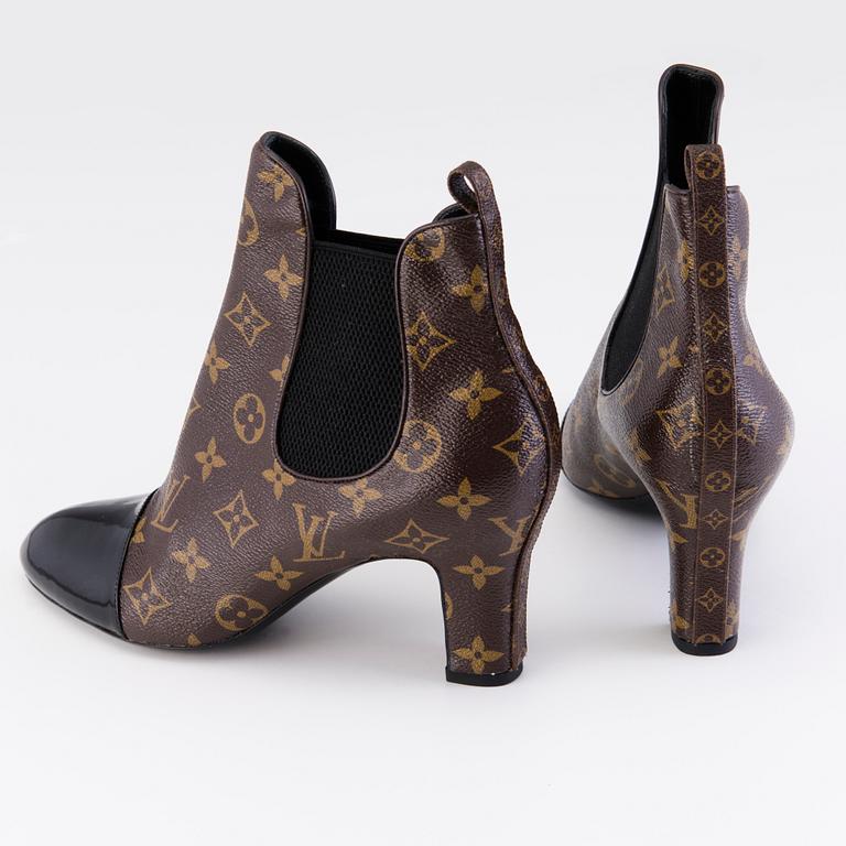 LOUIS VUITTON Revival Patent Monogram Ankle Boots in size 39.