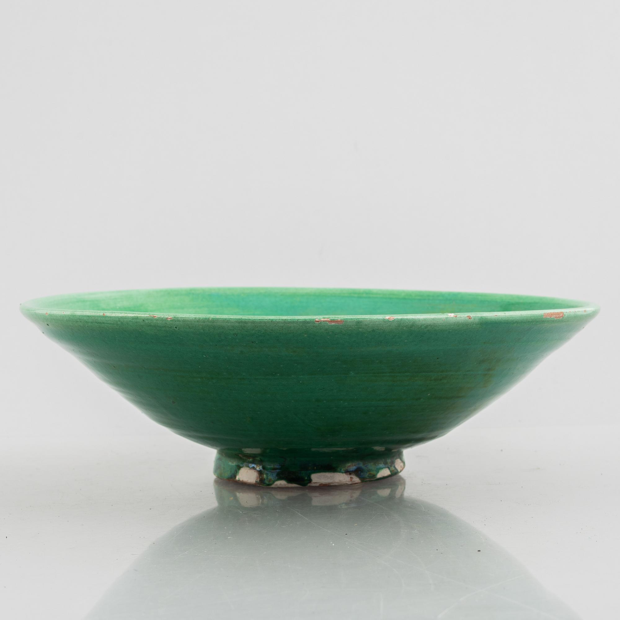 A pair of bowls, circa 1900.