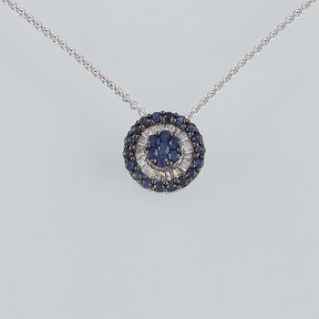 HÄNGE, 18K vitguld med baguettslipade diamanter ca 0.13 ct samt fasettslipade blå safirer ca 0.35 ct. Vikt 2,8 gram.