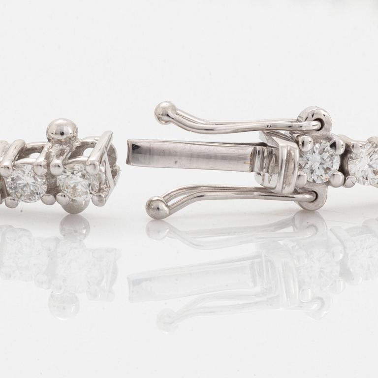 Tennisarmband med briljantslipade diamanter med certifikat HRD.