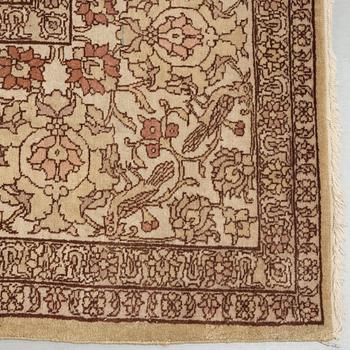 A CARPET, a semi-antique Tabriz Ghannadi, ca 424,5 x 321,5 cm.