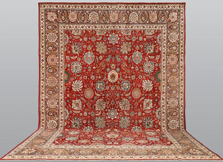 A semi-antique Tabriz carpet, approx. 485 x 343 cm.