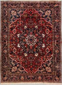 A carpet, semi-antique Bakhtiari, around 410 x 316 cm.