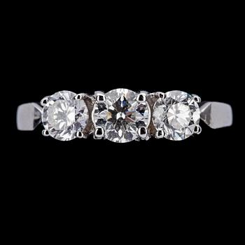 RING, tre briljantslipade diamanter, 0.54 ct, samt 2 ct 0.40 ct.