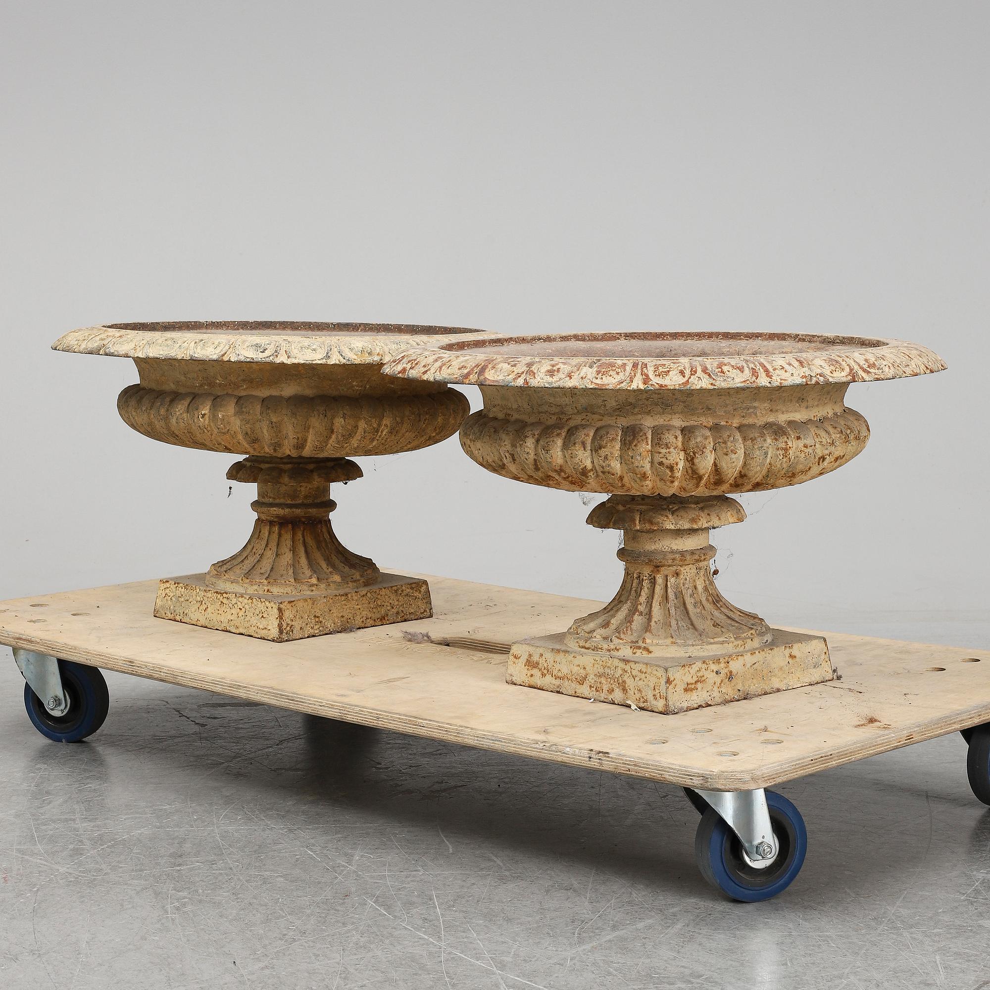 A pair of cast iron plat pots.