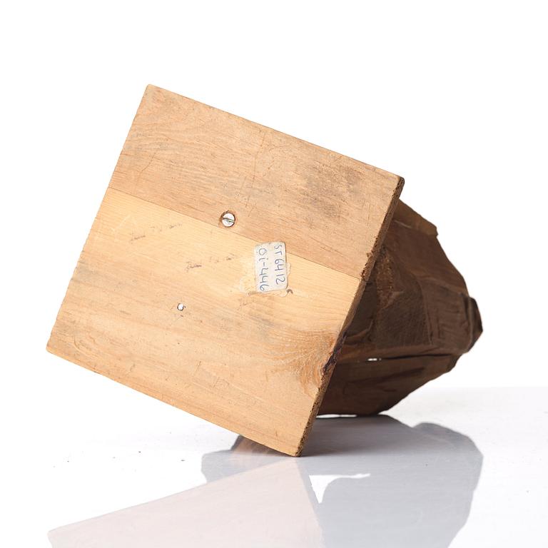 Axel Petersson Döderhultarn, Standing accordionist.