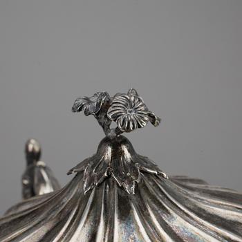 SOCKERSKÅL med LOCK, silver, sannolikt Gustaf Möllenborg Feron, Stockholm, omkring 1800-talets mitt, otydliga stämplar.