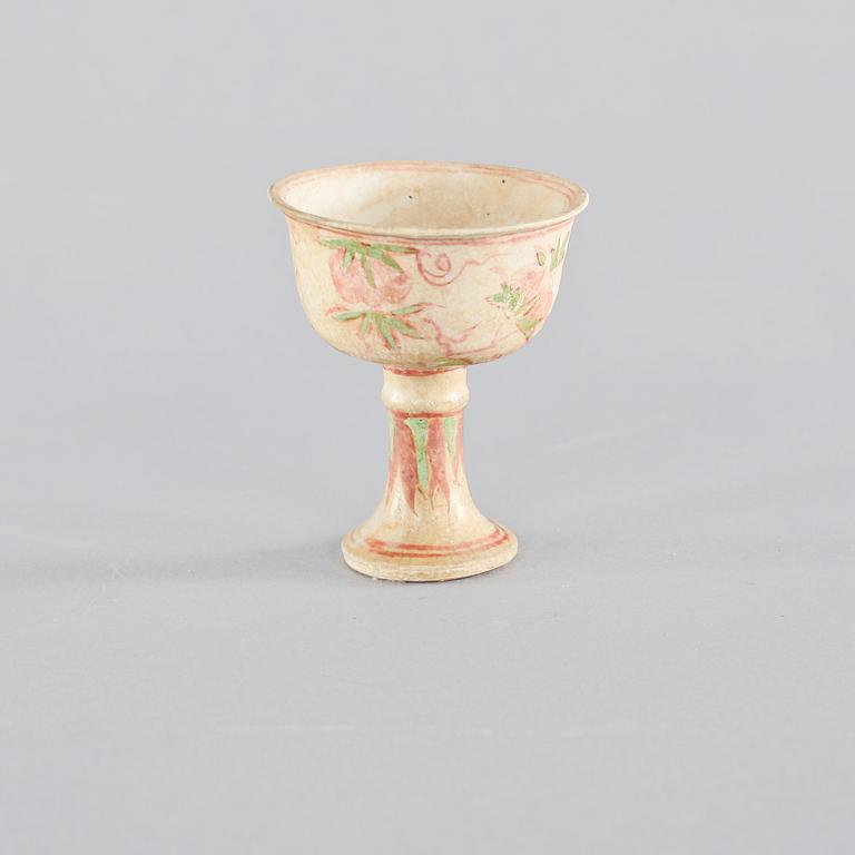 SKÅL PÅ FOT, keramik, Kina, troligtvis Ming.