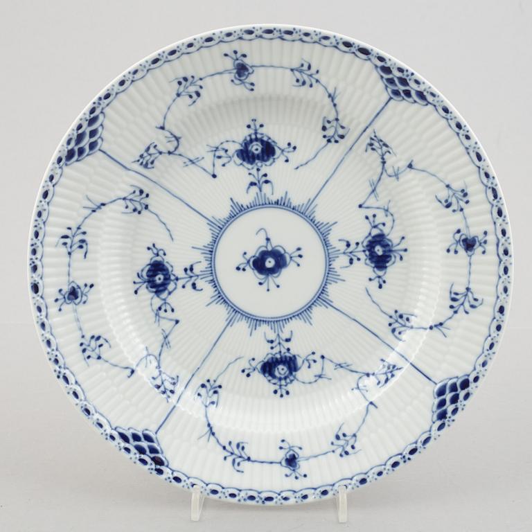 Mat- och kaffeservis, 78 delar, porslin, "Musselmalet", Royal Copenhagen, Danmark.