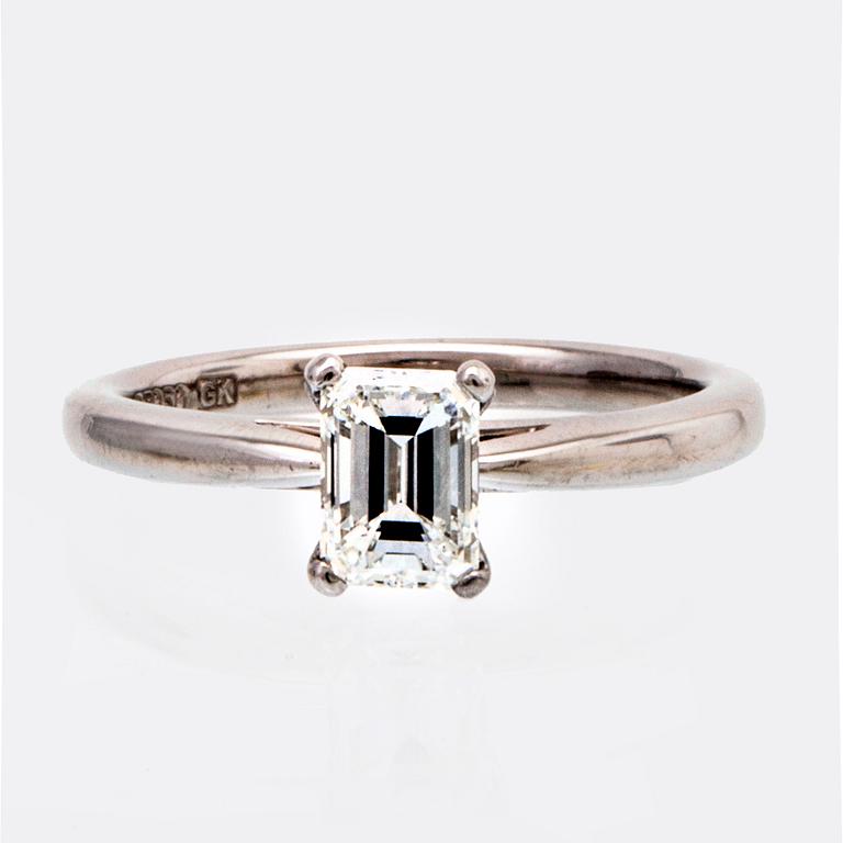 Ring platina med en smaragdslipad diamant 0,73 ct TW (G)/VS2, värderingsintyg Kaplans Stockholm 2020.