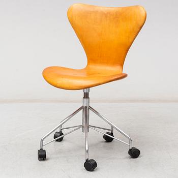 ARNE JACOBSEN. A "Sjuan" chair, Fritz Hansen, Denmark.