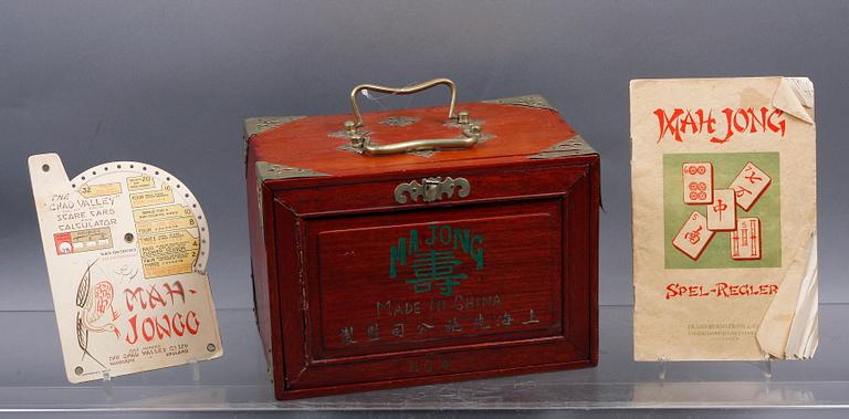 MAHJONGSPEL, trä, mässing, ben och bambu, 1900-talets första hälft.