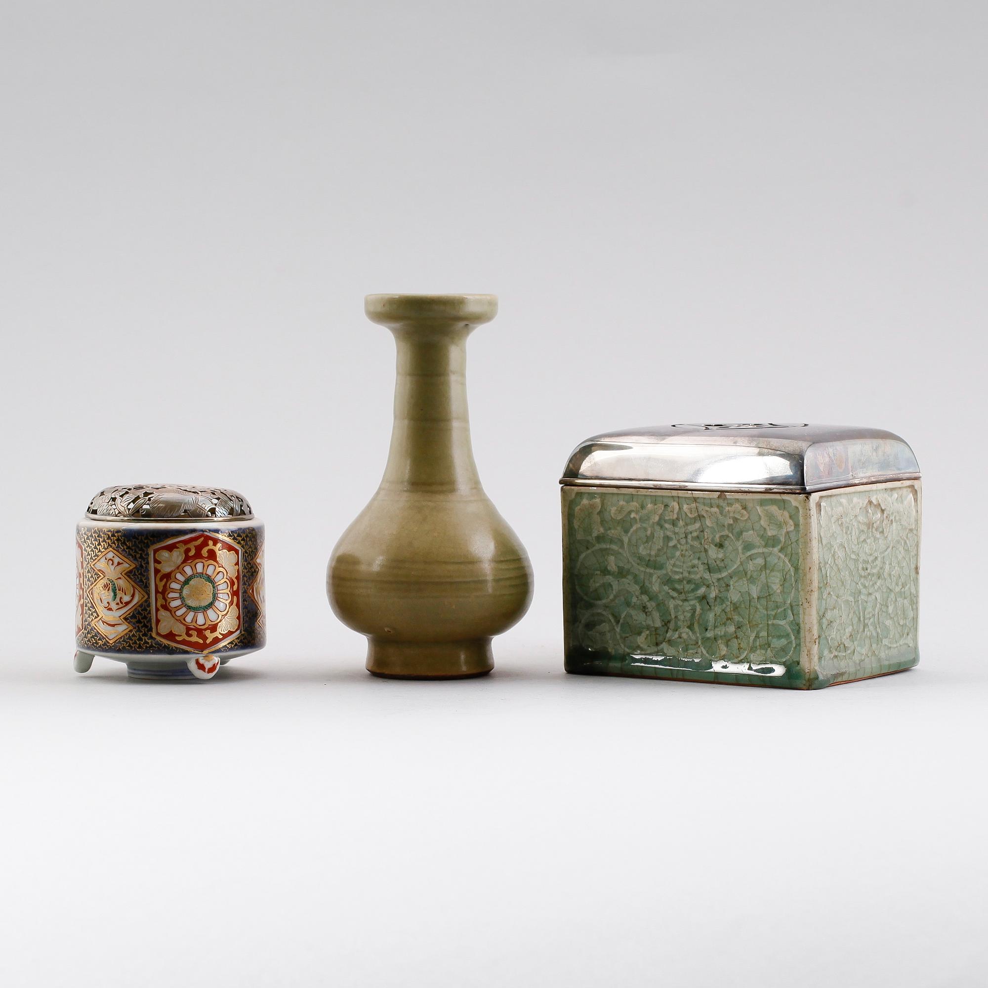 OSTINDISKA FÖREMÅL, 3 delar, porslin, sannolikt 1900-tal.