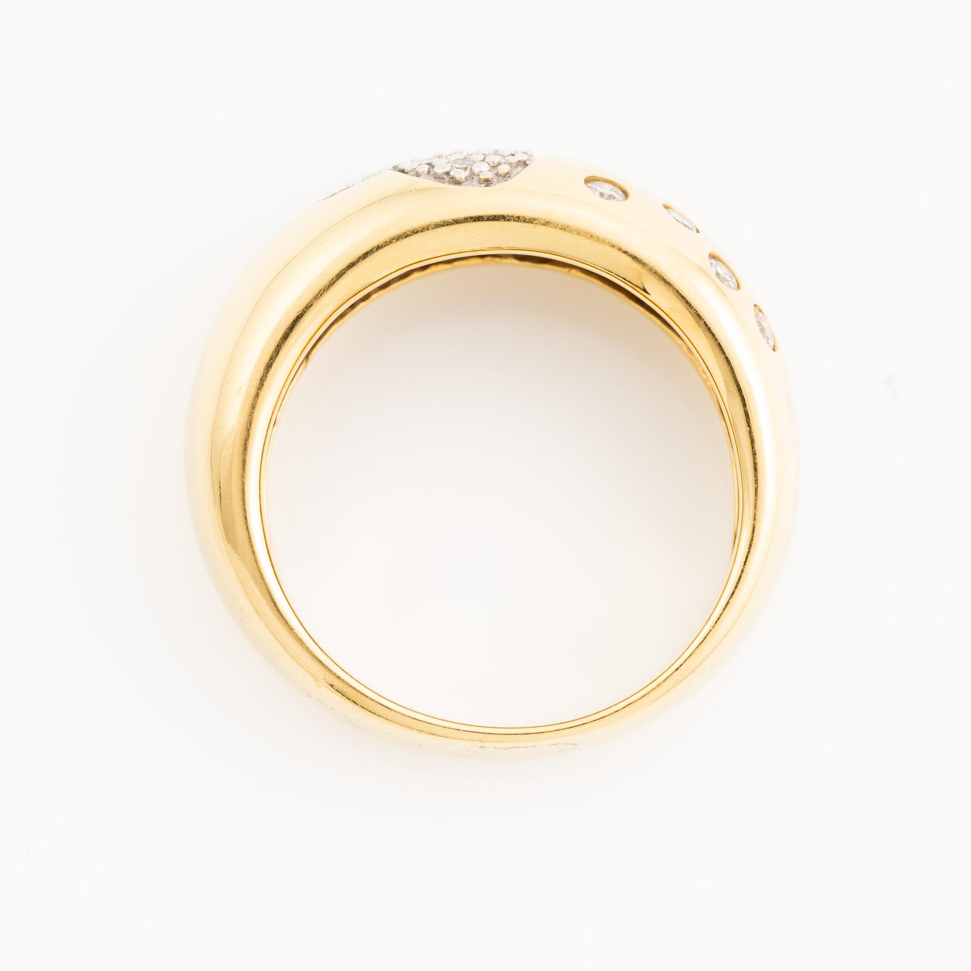 Ring in 18K gold set with round brilliant-cut diamonds.