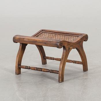 VILSTOLAR, 2 st  SAMT EN FOTPALL, kolonialstil, modern tillverkning.