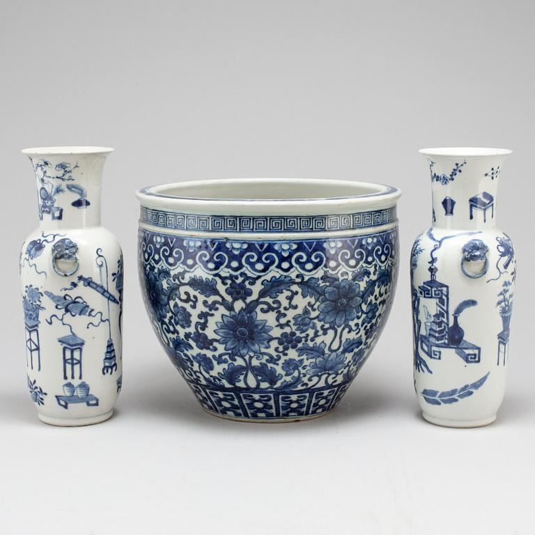 A pair of blue and white vases and pot, Qing dynasty, late 19th century.