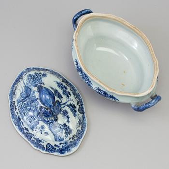 A blue and white tureen with cover, Qing dynasty, Qianlong (1736-95).