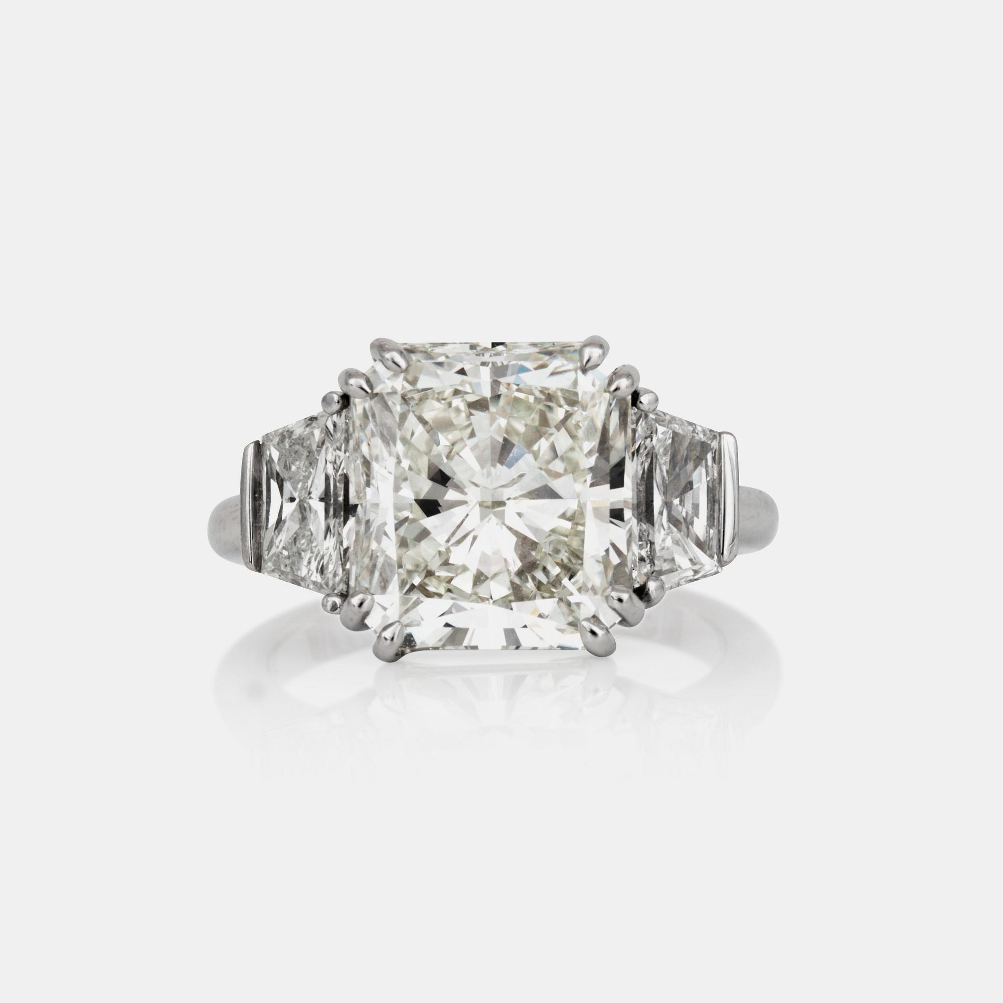 A 6.51 ct radiant-cut diamond ring. Quality H/VVS1 according to HRD certificate.