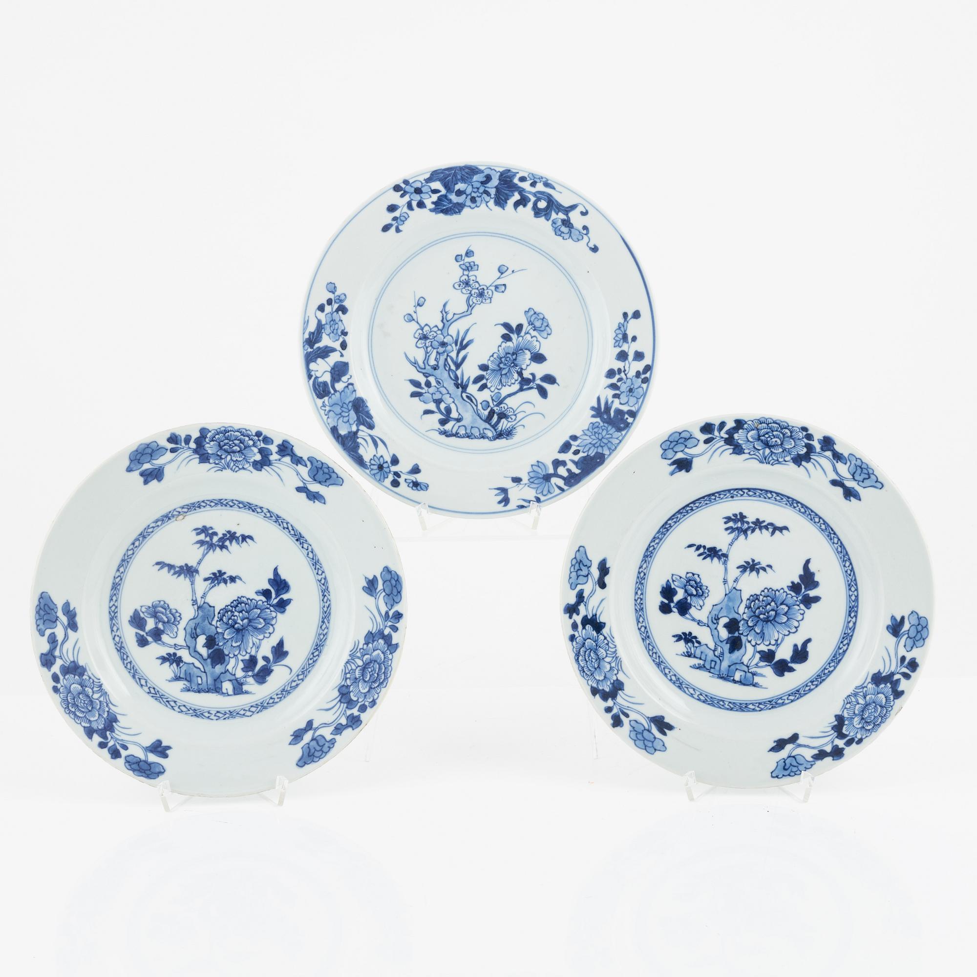 A blue and white porcelain charger, three plates and a sauce snipe, Qing dynasty, Qianlong (1736-95).