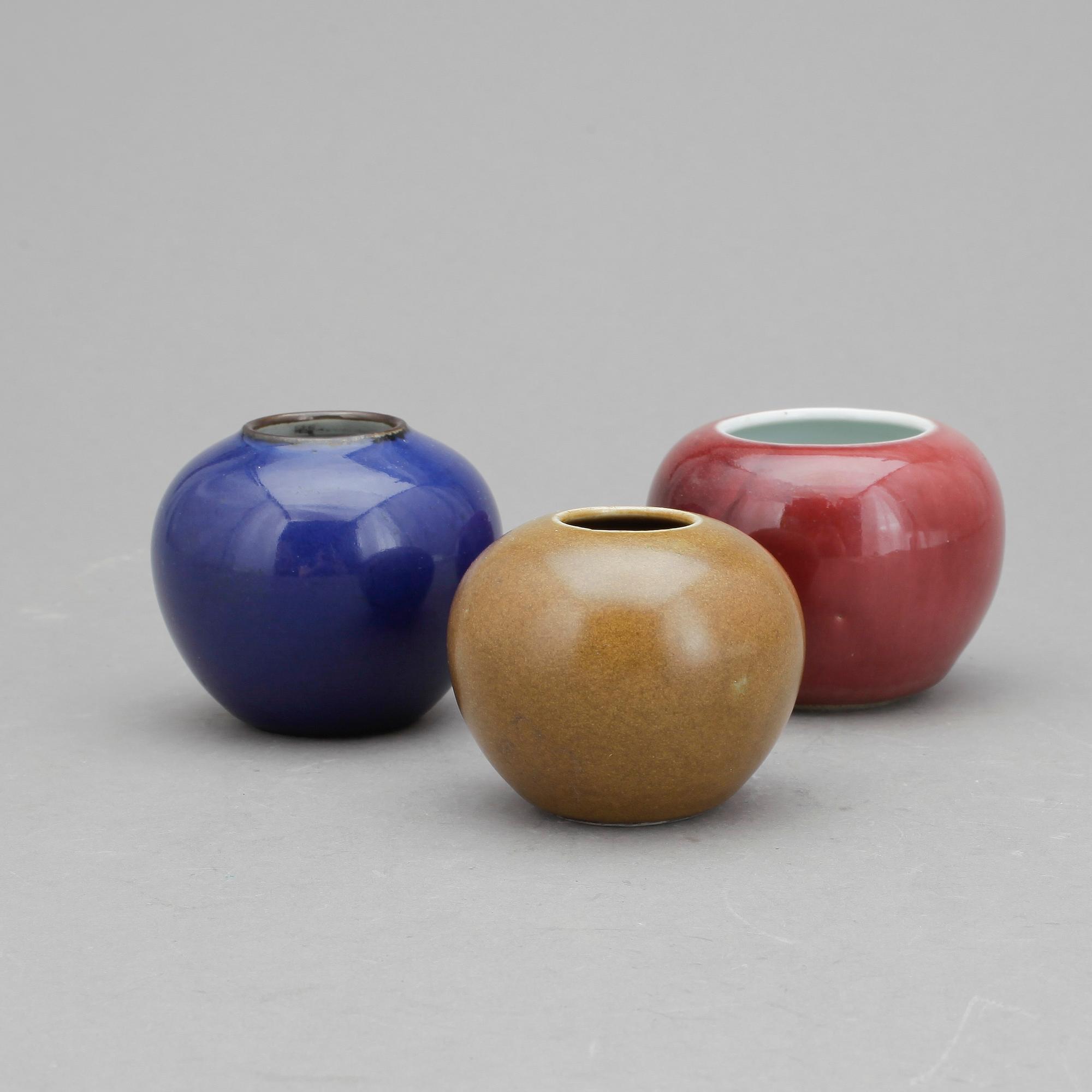 VASER, 3 st. Porslin, Kina, mest 1900-tal.