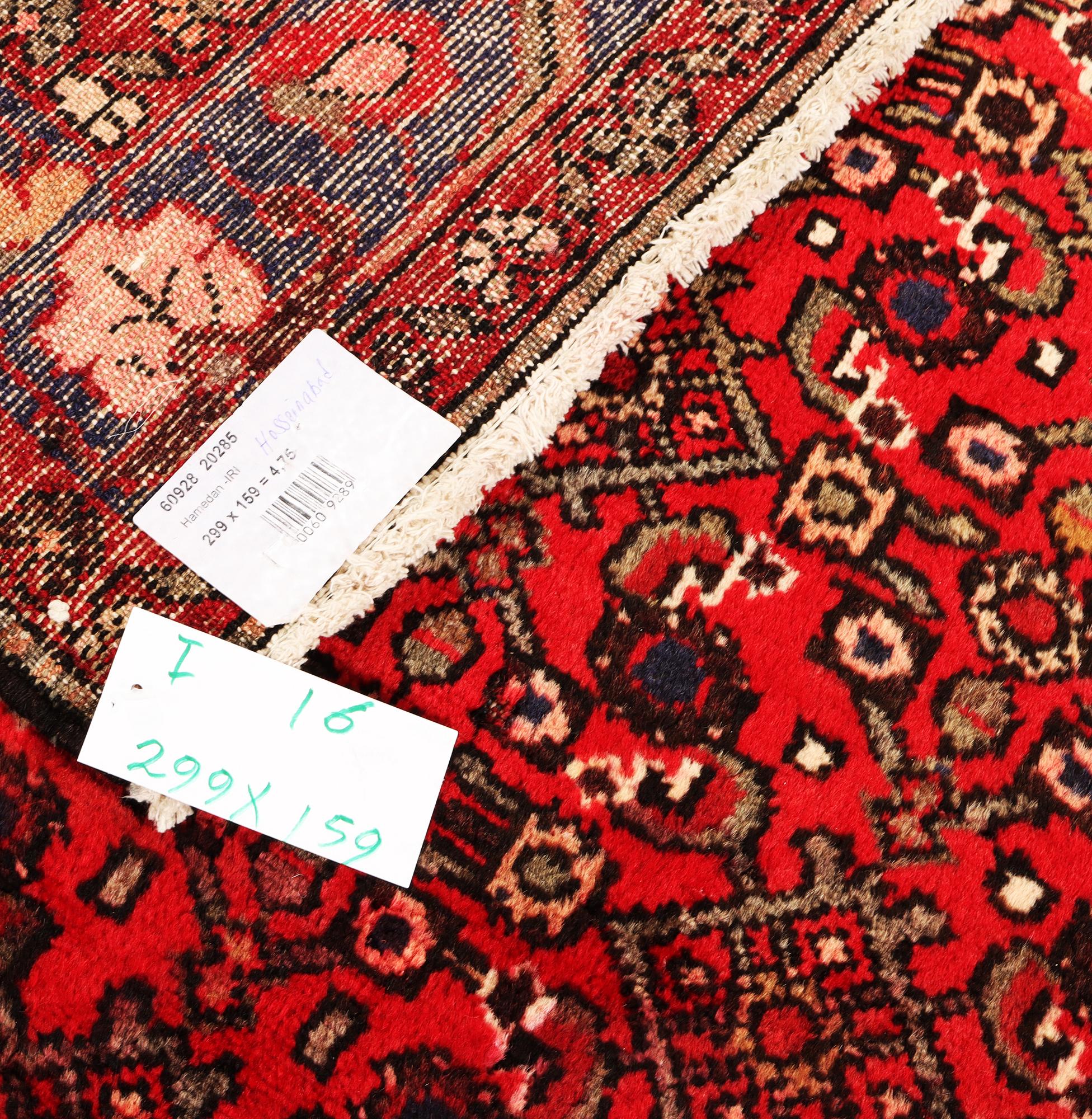 A Hamadan carpet, c. 299 x 159 cm.