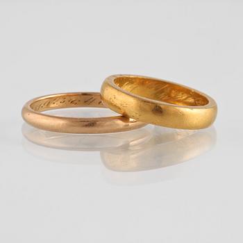 RINGAR, 2 st, 18K samt 23K guld, RS Westerdahl, Örebro samt J Pettersson, Stockholm. Vikt 12,1 gram.