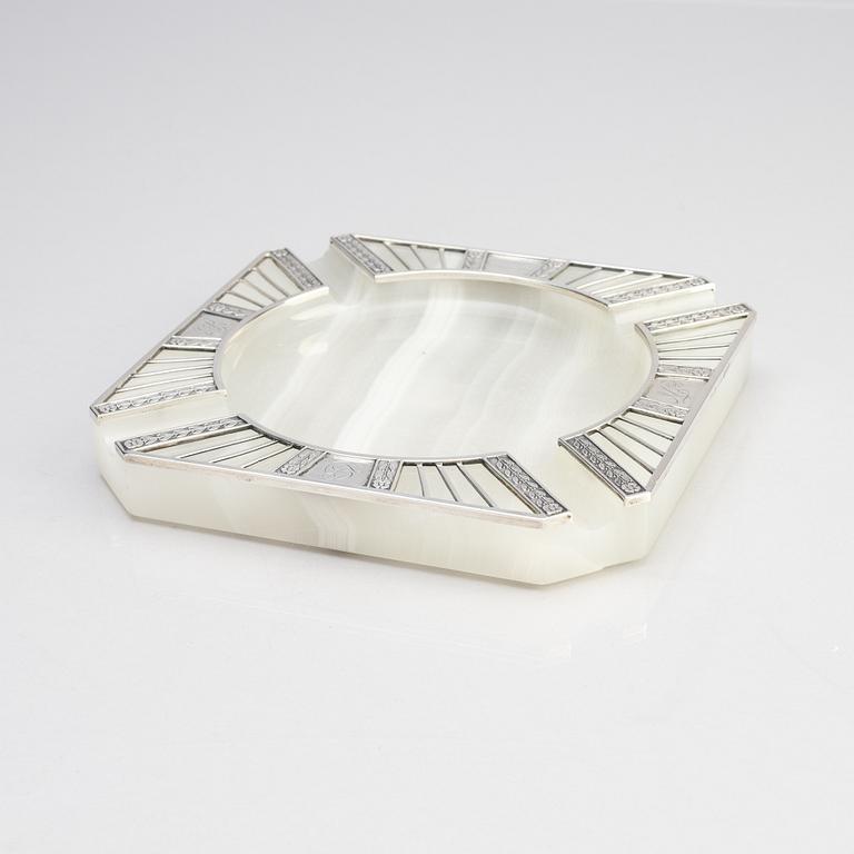 A silver and agate ashtray, W.A. Bolin, Stockholm 1917.