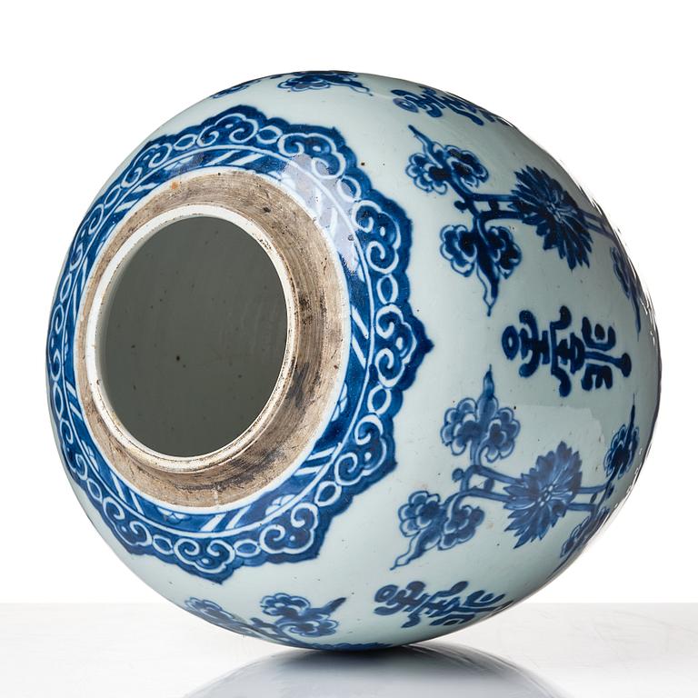 A blue and white jar, Qing dynasty, Kangxi (1662-1722).