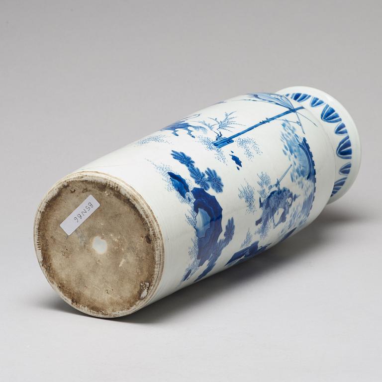 A large blue and white Transitional "Rolwagen" vase, 17th Century.