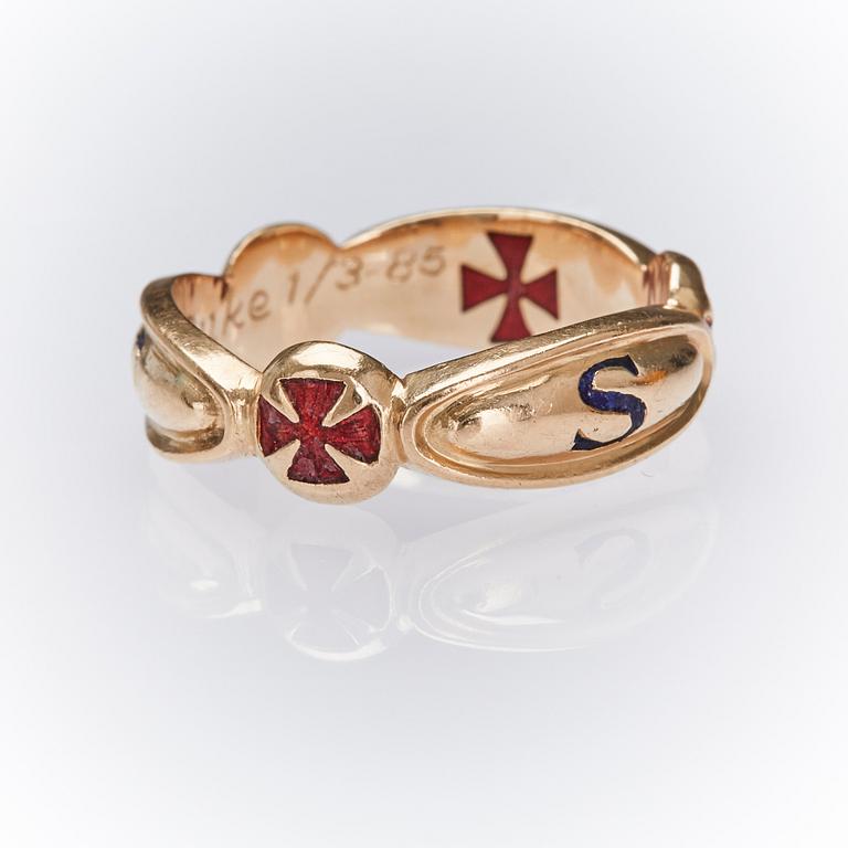 RING, 18k guld med emalj, Guastav Dahlgren, Malmö 1972. Vikt ca 11 g.