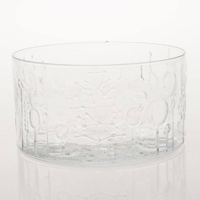 OIVA TOIKKA, a 13-piece 'Flora' glassware for Nuutajärvi Notsjö. In production 1966-1991.