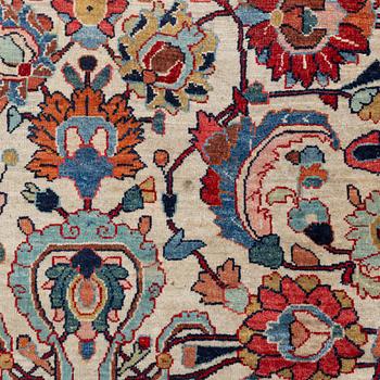 A semi-antique Sarouk carpet, ca 404 x 305 cm.