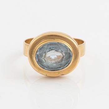 Ring 18K guld med syntetisk sten.