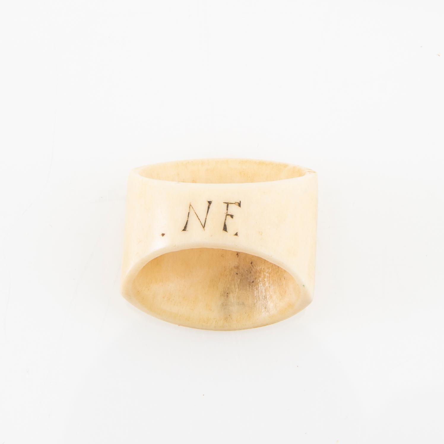 Miniature half-horn knives, 2 pcs. and three bone rings including Nikolaus Fankki.