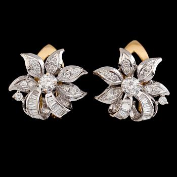 ÖRHÄNGEN, 1 par, 14 k tvåfärgat guld, briljant- och baguettslipade diamanter tot ca 1.04 ct.