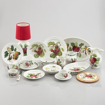 Susan Willam-Ellis, a 66-piece dinner service, "Pomona", portmeirion, Great Brittain.