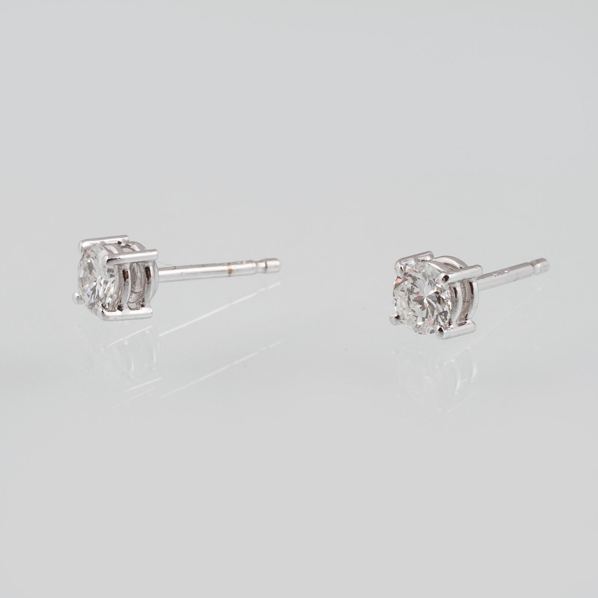 ÖRHÄNGEN, 18K vitguld med briljantslipade diamanter ca 0.62 ct. Vikt 1,6 gram.