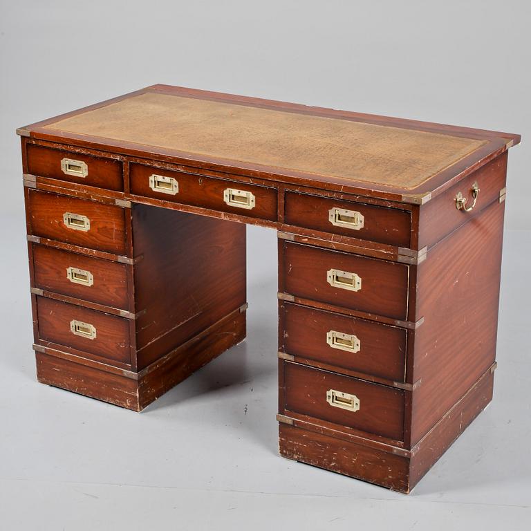 SKRIVBORD, engelsk stil, 1900-talets andra hälft.