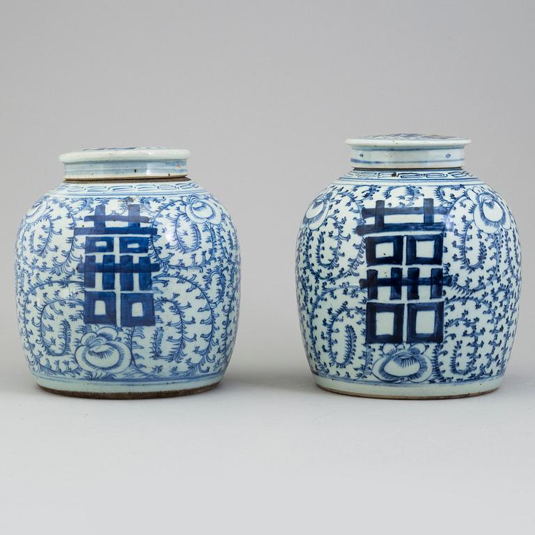 A pair of Chinese blue and white jars with covers, Qing dynasty, 19th century.