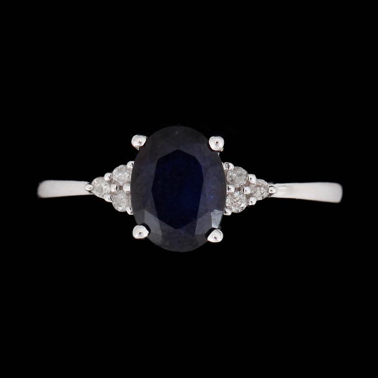 RING, 9k vitguld med oval safir. Vikt ca 2,2 gram.