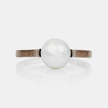 690. A natural saltwater pearl ring. Pearl Ø 8 mm.