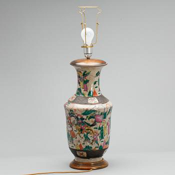 BORDSLAMPA, porslin, Kina, 1900-tal.