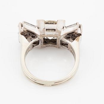 Sormus, 18K kultaa, vanhahiottu timantti noin 3.00 ct ja baguettehiottuja timantteja.