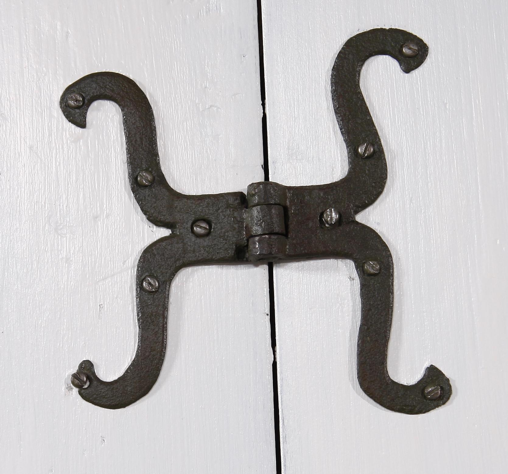 KLÄDSKÅP. 1800-tal.