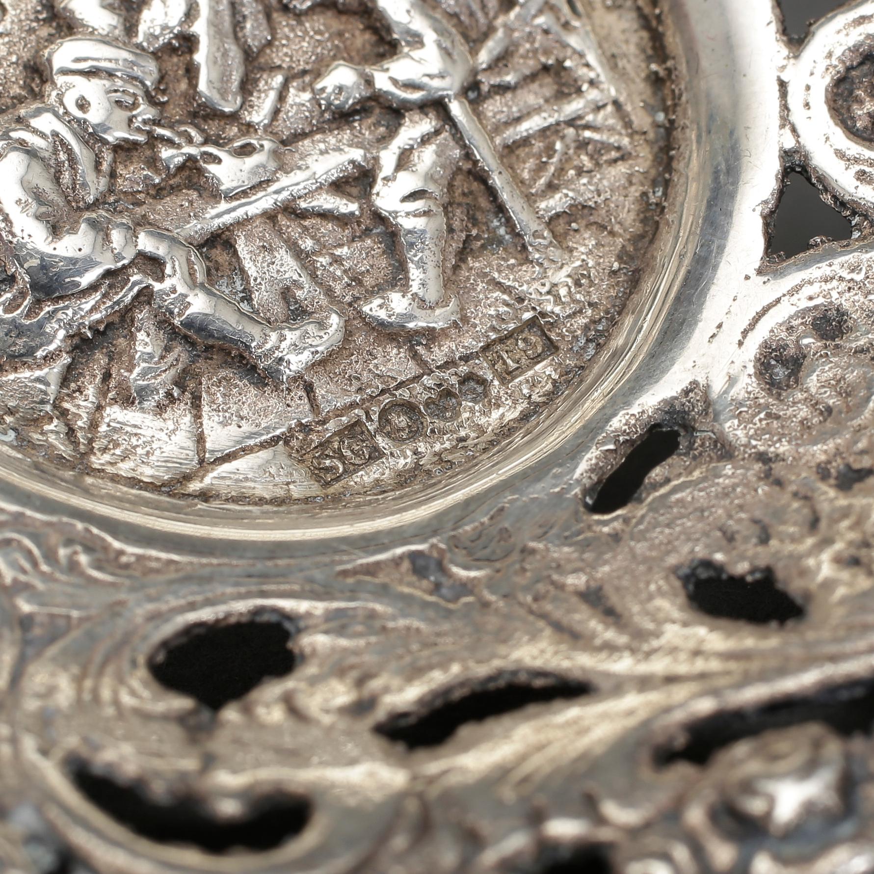 PARTI DIVERSE, silver, ströare, servetthållare, flakonger och fat, 291 gram, exklusive flakonger i glas   m silverpropp.