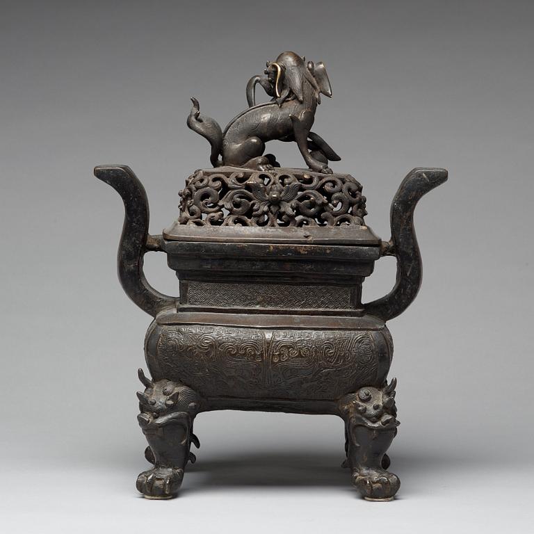 A bronze censer with cover, Qing dynasty (1664-1912).