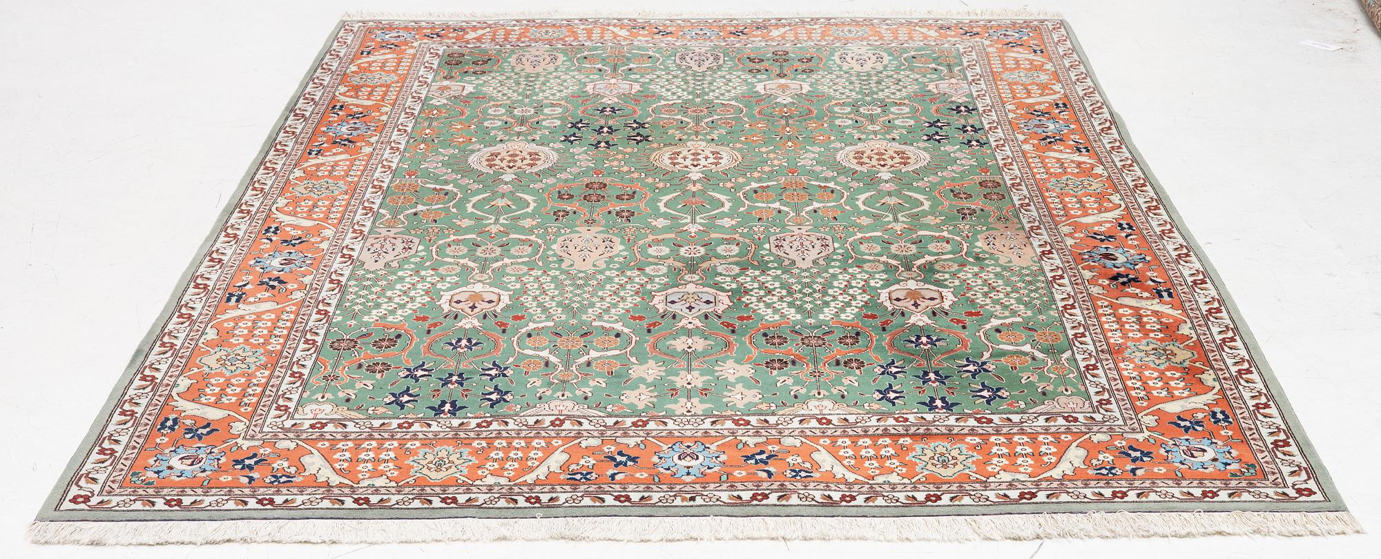 Matta, semiantik Täbris, Nordvästra Persien, ca 291 x 202 cm.