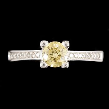 RING, 14k vitguld, gul diamant ca 0.5 ct, briljantslipade diamanter. Tot 3.5 g.