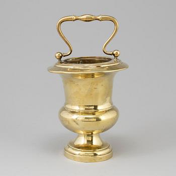 AN EARLY 19TH CENTURY BRASS CONTAINER.